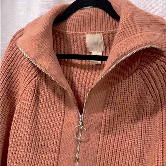 H&M SWEATER - Picture 2 of 4